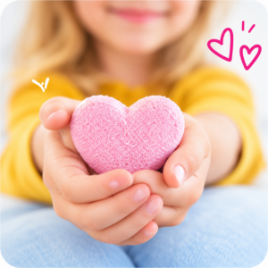 Kinderhände mit rosa Herz